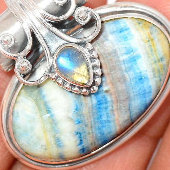 Blue Scheelite And rainbow moonstone pendant - Picture 2 of 3